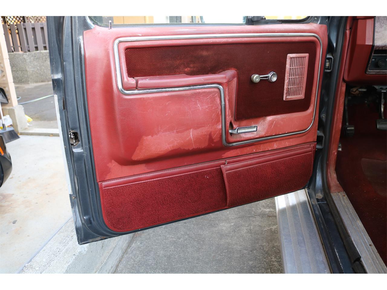 Ford-F250-lariat-1985-SilverCharcoal-Red-15