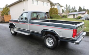 Ford-F250-lariat-1985-SilverCharcoal-Red-16