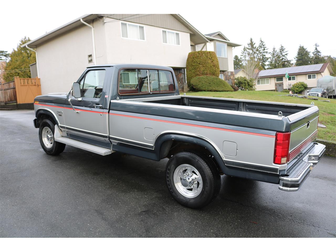Ford-F250-lariat-1985-SilverCharcoal-Red-16