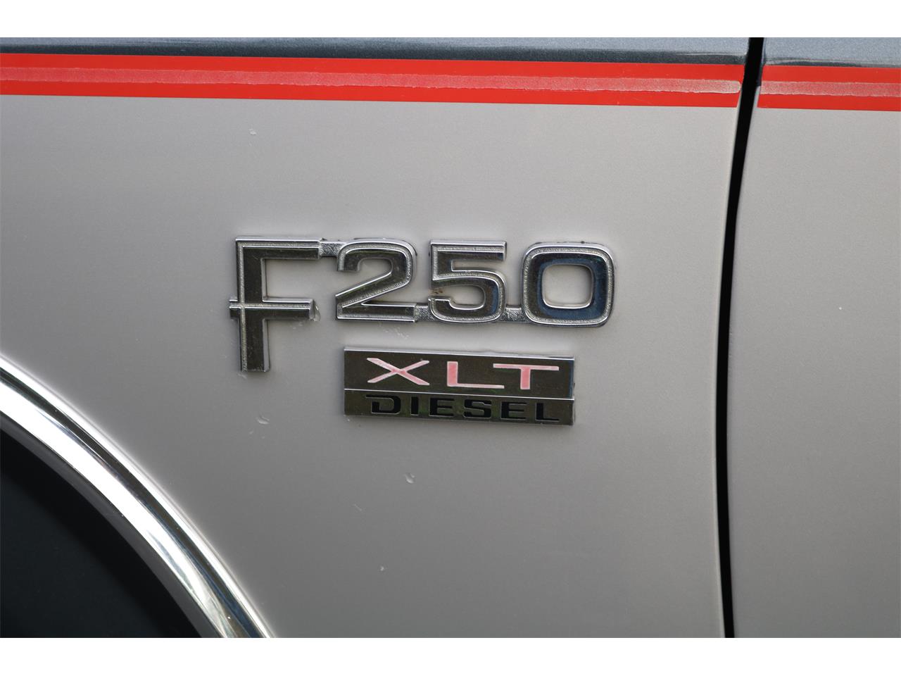 Ford-F250-lariat-1985-SilverCharcoal-Red-18