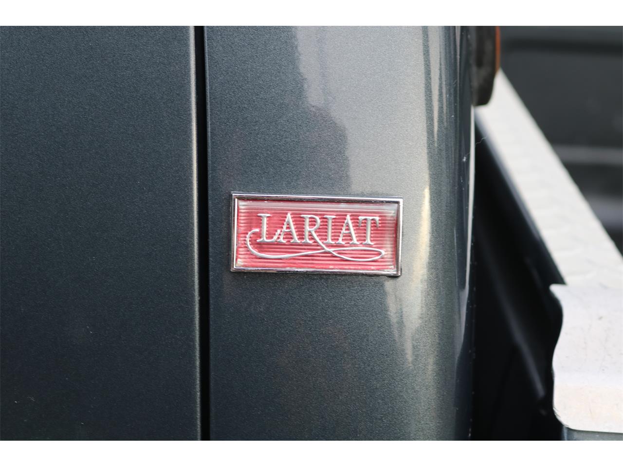 Ford-F250-lariat-1985-SilverCharcoal-Red-19
