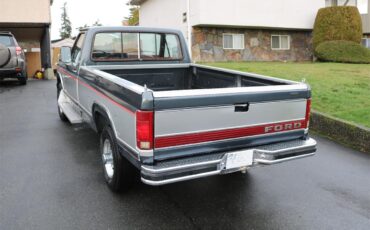 Ford-F250-lariat-1985-SilverCharcoal-Red-2