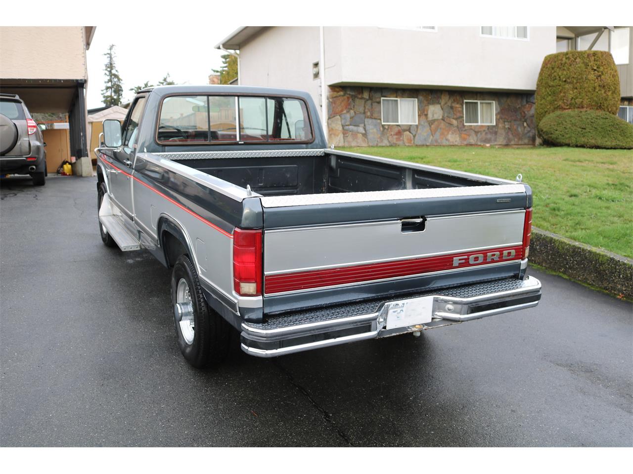 Ford-F250-lariat-1985-SilverCharcoal-Red-2