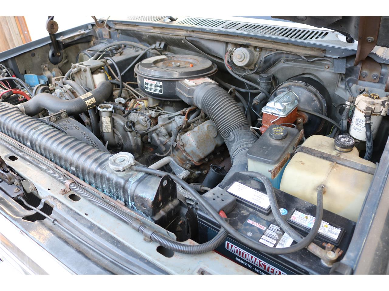 Ford-F250-lariat-1985-SilverCharcoal-Red-21