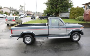 Ford-F250-lariat-1985-SilverCharcoal-Red-22