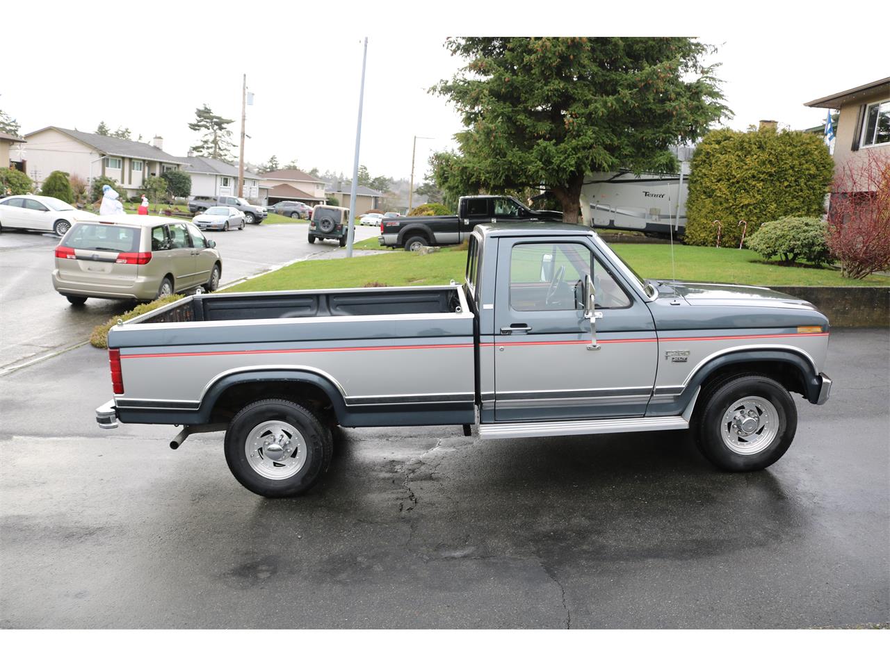Ford-F250-lariat-1985-SilverCharcoal-Red-22