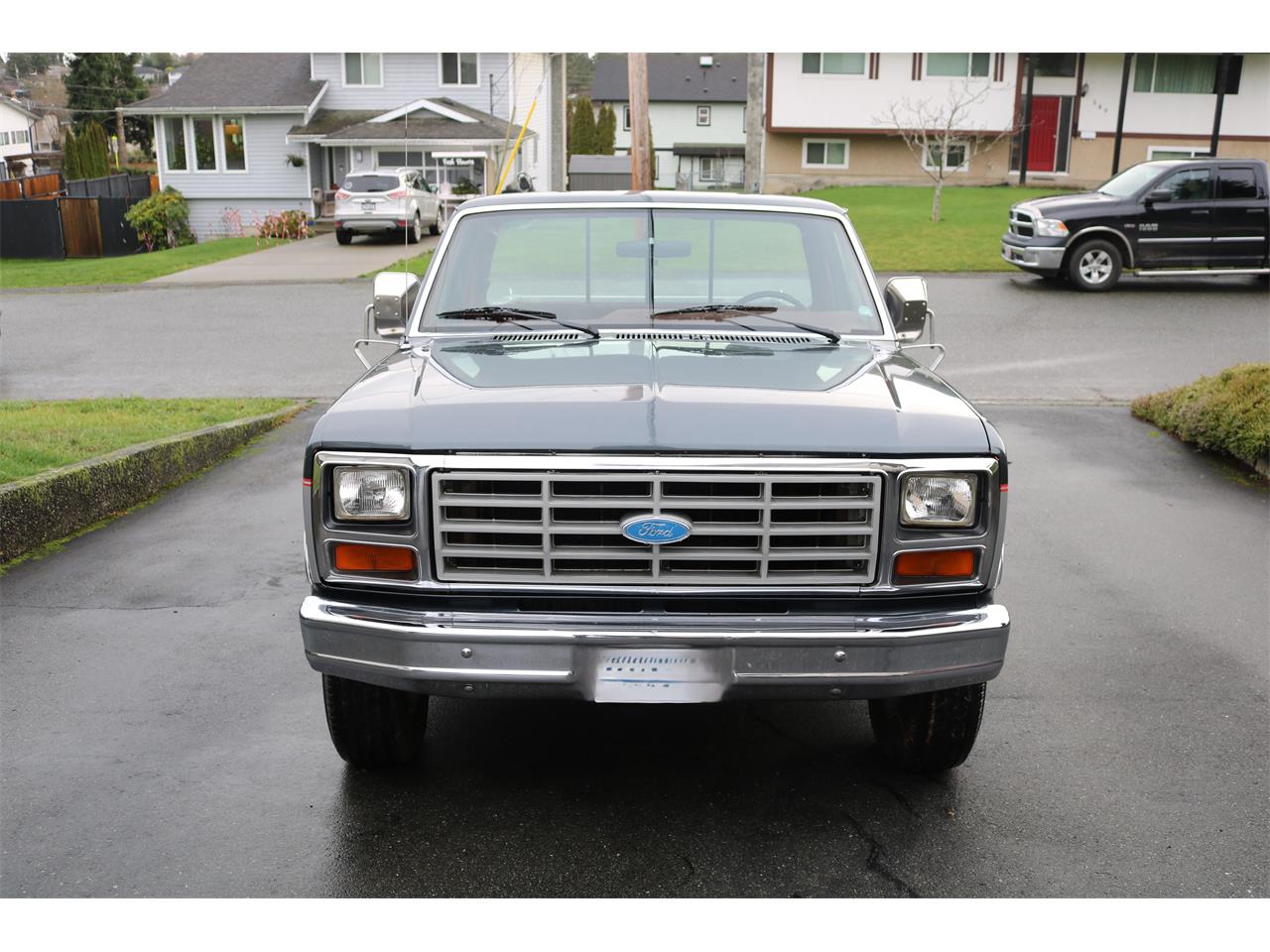 Ford-F250-lariat-1985-SilverCharcoal-Red-7