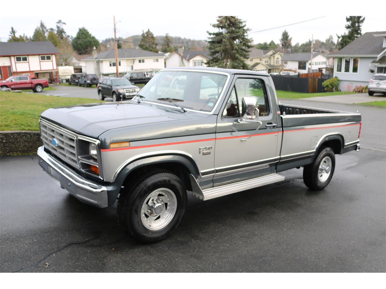 Ford-F250-lariat-1985-SilverCharcoal-Red-8