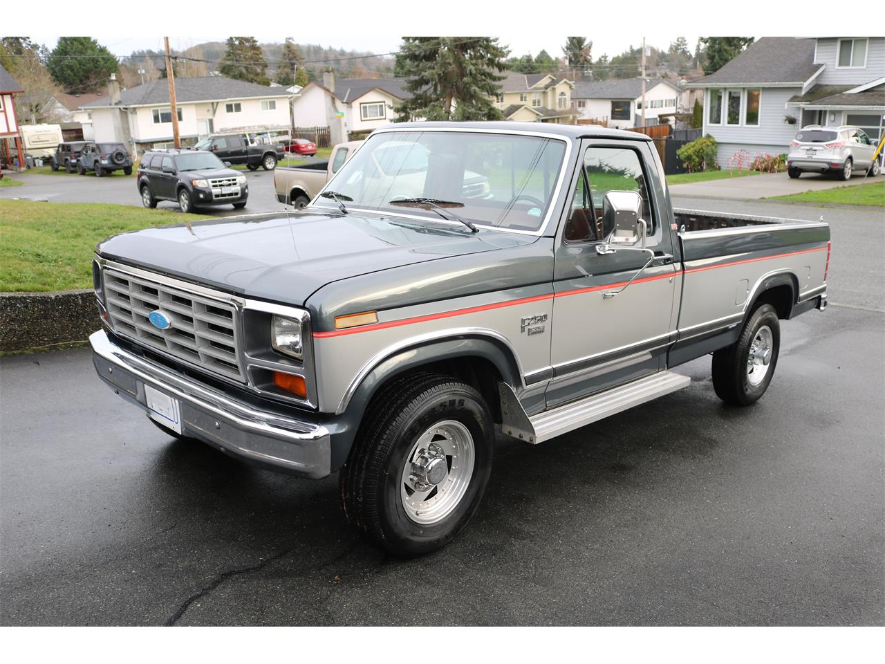 Ford-F250-lariat-1985-SilverCharcoal-Red-9