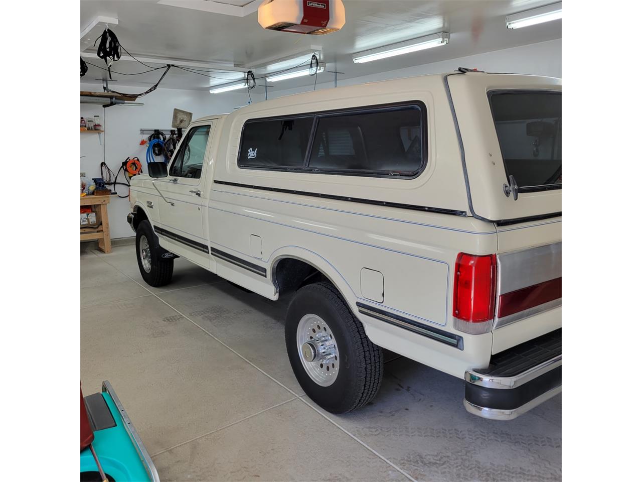 Ford-F250-lariat-1987-White-Blue-1
