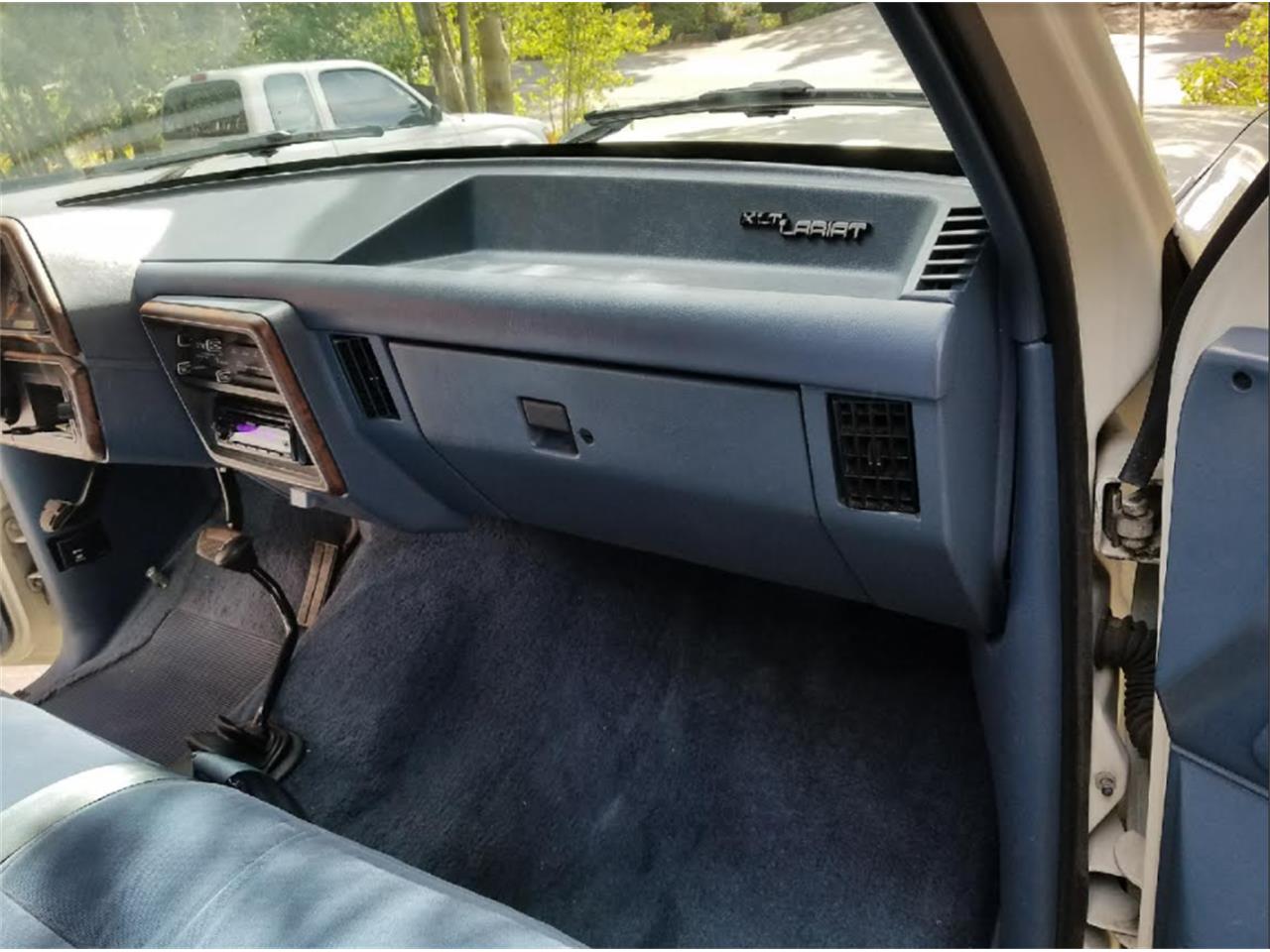 Ford-F250-lariat-1987-White-Blue-14
