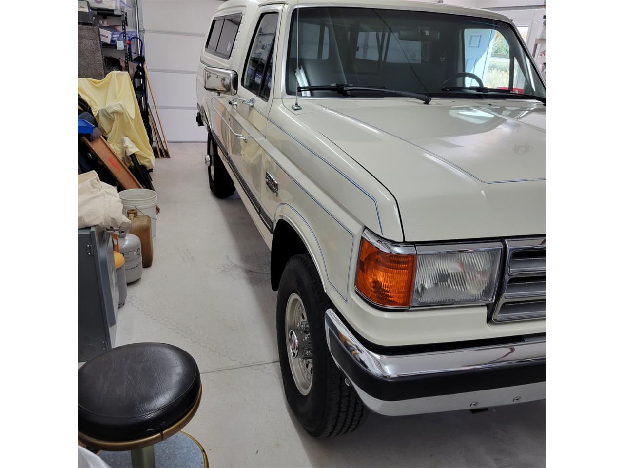 Ford-F250-lariat-1987-White-Blue-2