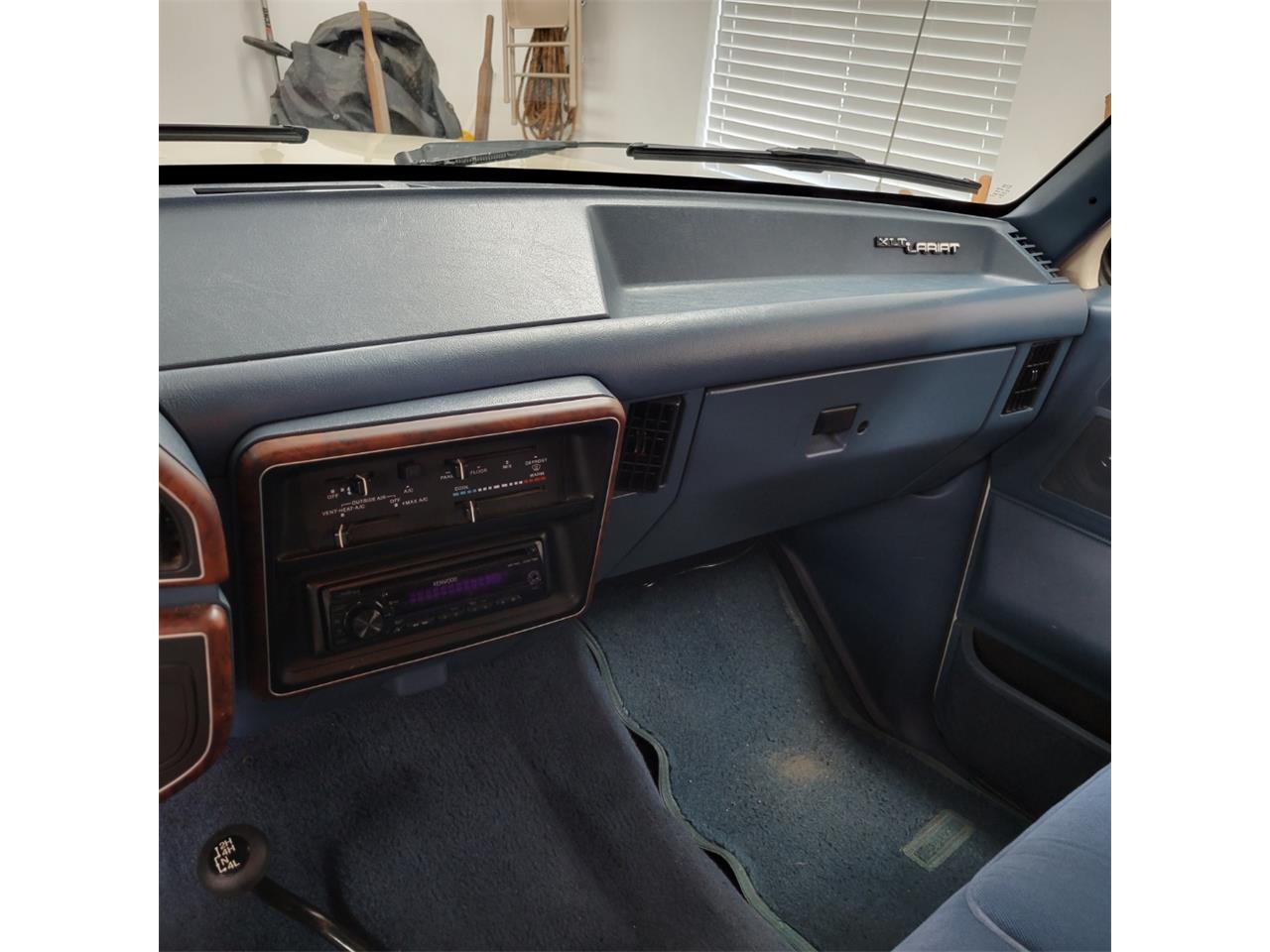 Ford-F250-lariat-1987-White-Blue-21