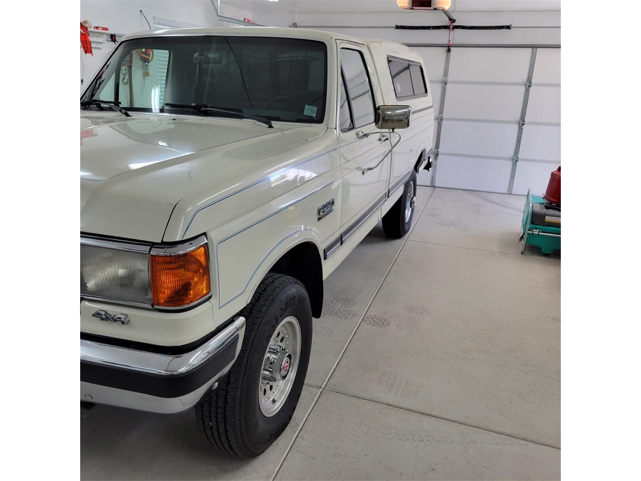 Ford-F250-lariat-1987-White-Blue-3