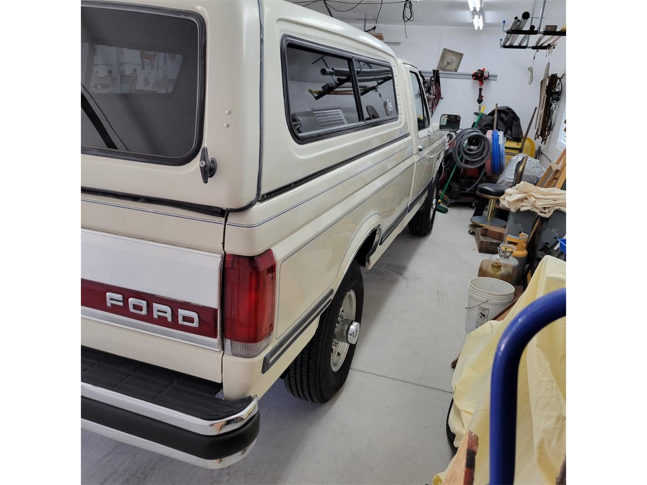 Ford-F250-lariat-1987-White-Blue-4