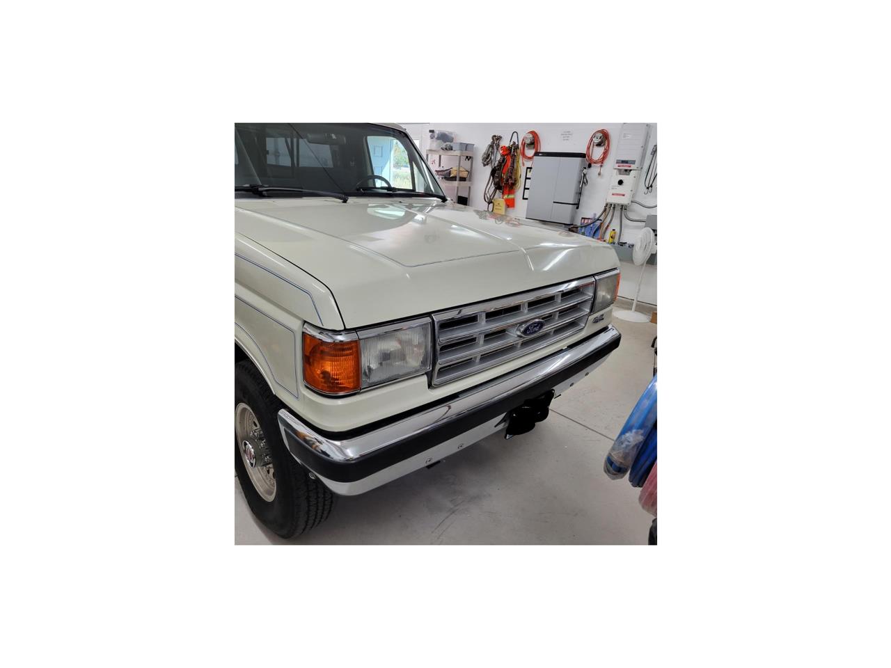 Ford-F250-lariat-1987-White-Blue-5