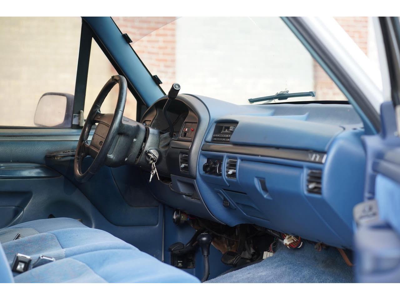 Ford-F350-1995-White-Blue-32
