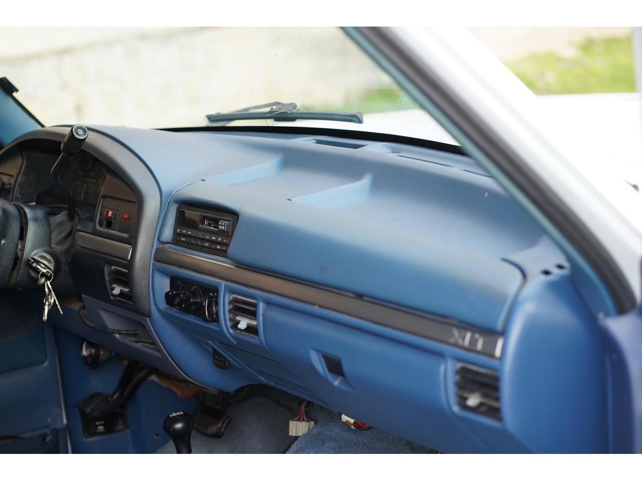 Ford-F350-1995-White-Blue-33