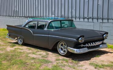 Ford-Fairlane-1957-4-Door-8