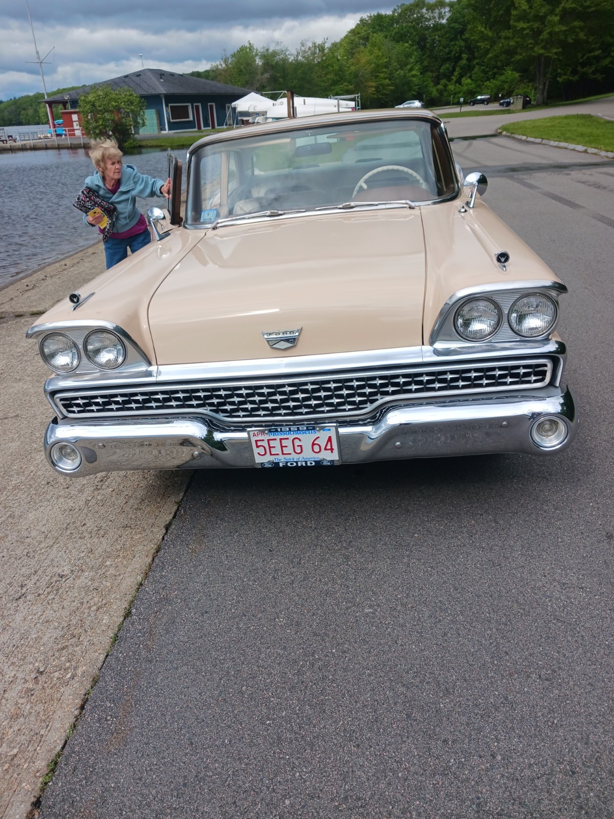 Ford-Fairlane-1959-Sedan-2