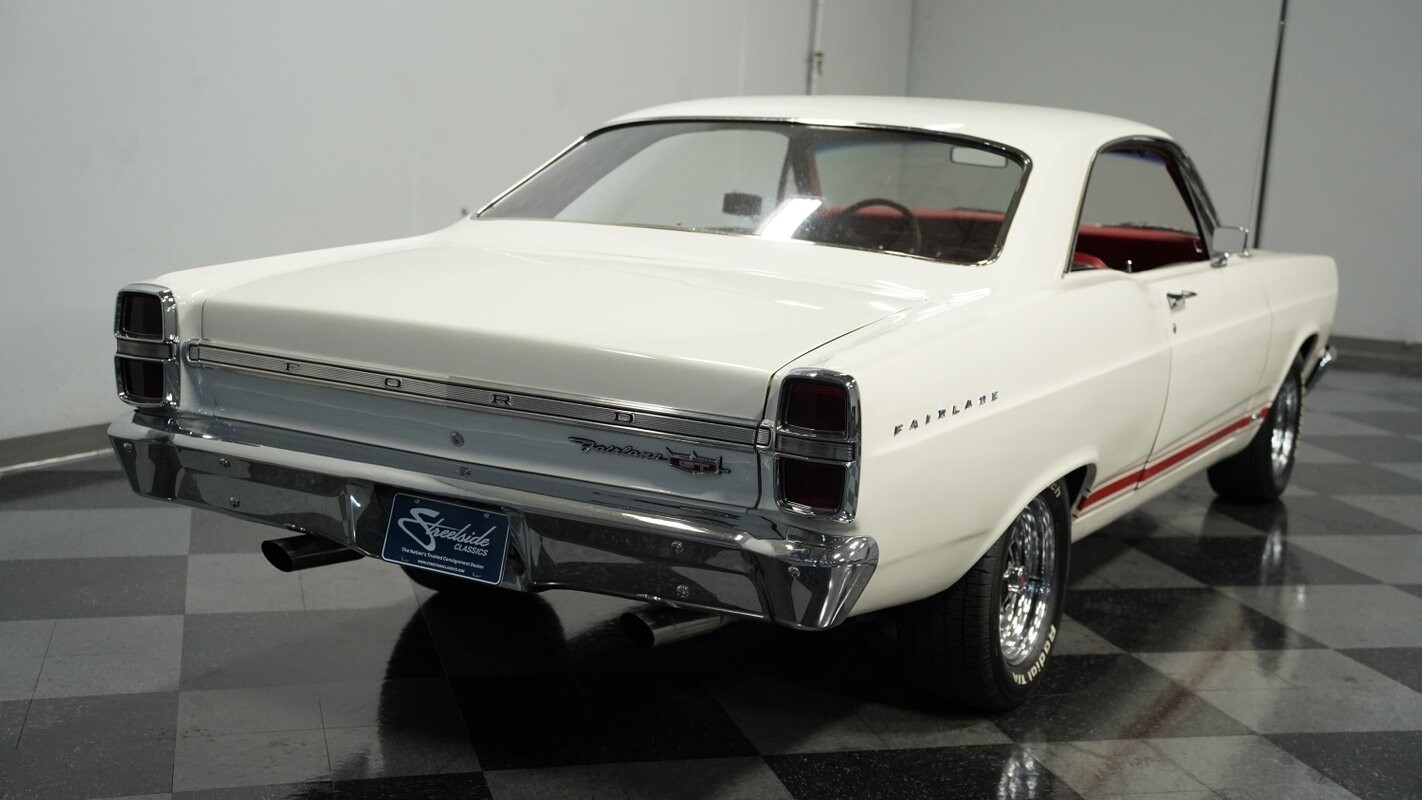 Ford-Fairlane-1967-Fastback-10