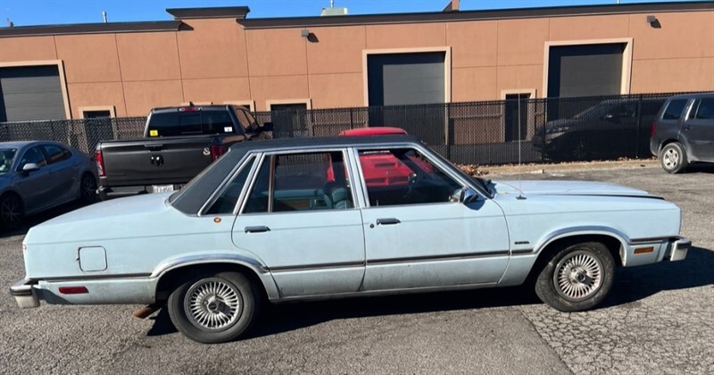 Ford-Fairmont-1982-SEDAN-4-DR