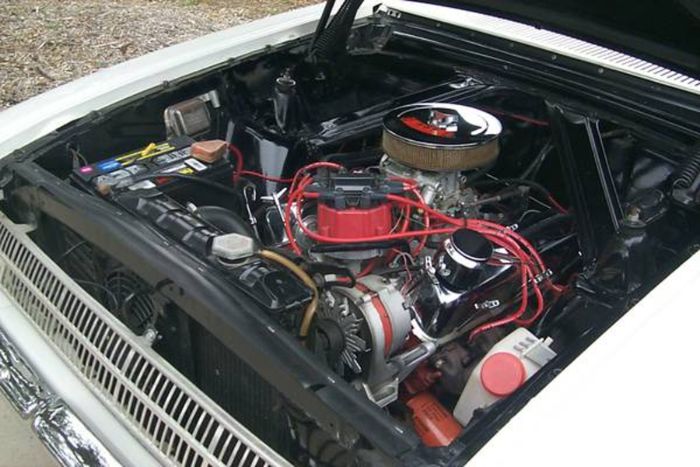 Ford-Falcon-1961-WhiteBurgundy-BurgundyWhite-1