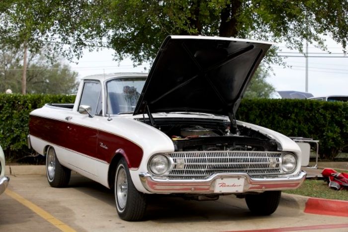 Ford-Falcon-1961-WhiteBurgundy-BurgundyWhite-3