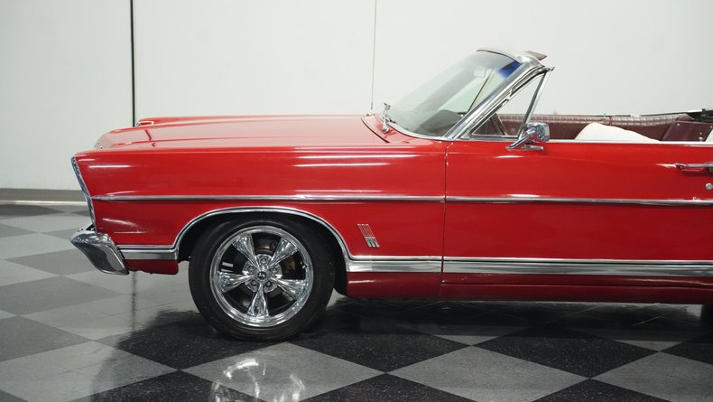Ford-Galaxie-1967-Candy-Apple-Red-White-24