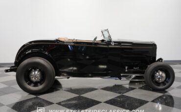 Ford-High-boy-1932-Black-Tan-17