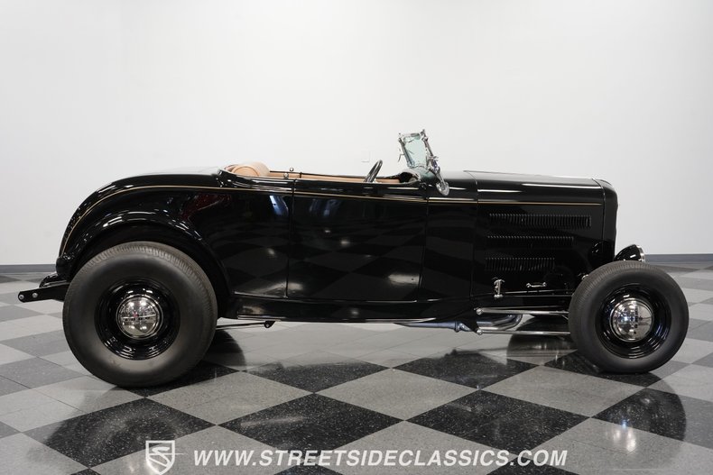 Ford-High-boy-1932-Black-Tan-17