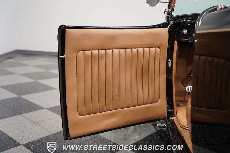 Ford-High-boy-1932-Black-Tan-40
