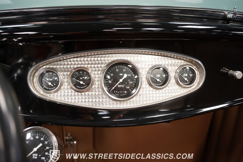 Ford-High-boy-1932-Black-Tan-43