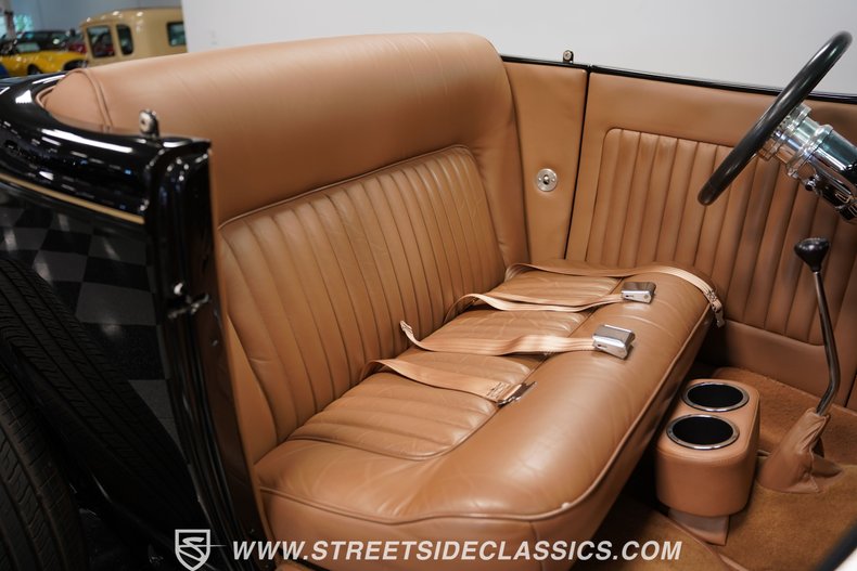Ford-High-boy-1932-Black-Tan-49