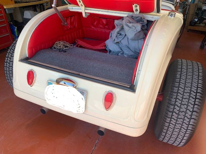 Ford-High-boy-1932-Cream-Red-Leather-2
