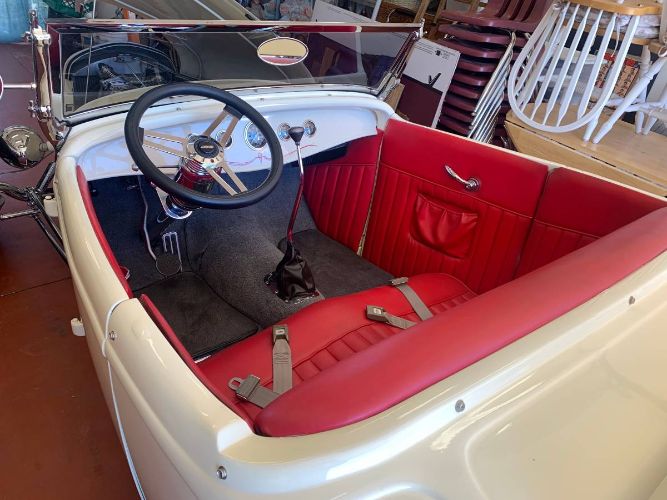 Ford-High-boy-1932-Cream-Red-Leather-3