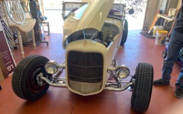 Ford-High-boy-1932-Cream-Red-Leather