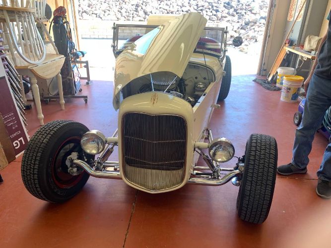Ford-High-boy-1932-Cream-Red-Leather