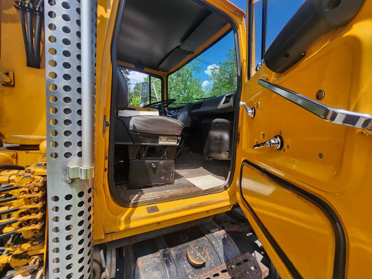 Ford-L8000-diesel-1991-orange-10