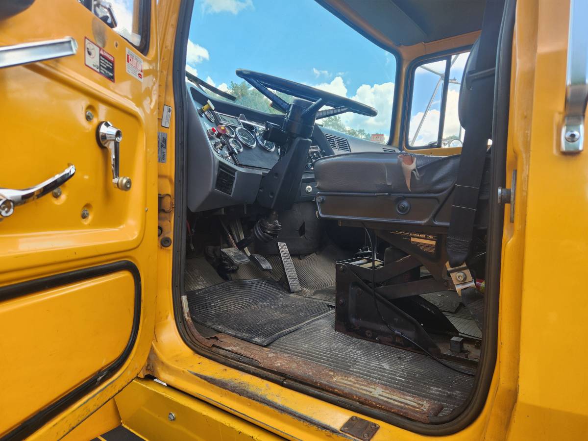 Ford-L8000-diesel-1991-orange-17