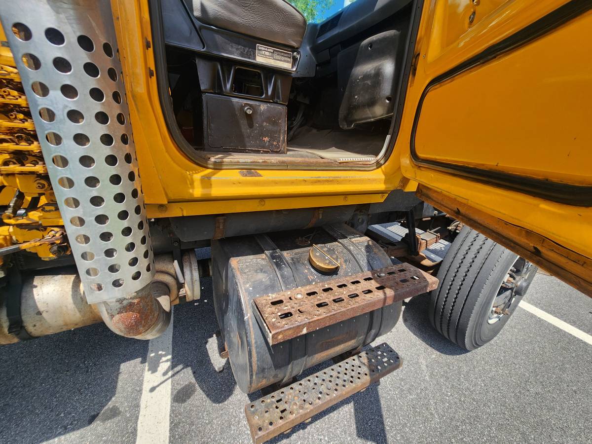 Ford-L8000-diesel-1991-orange-20