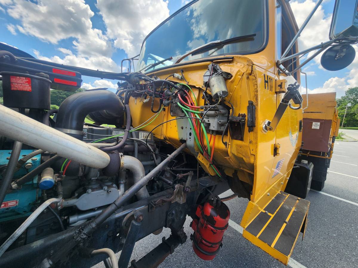 Ford-L8000-diesel-1991-orange-3