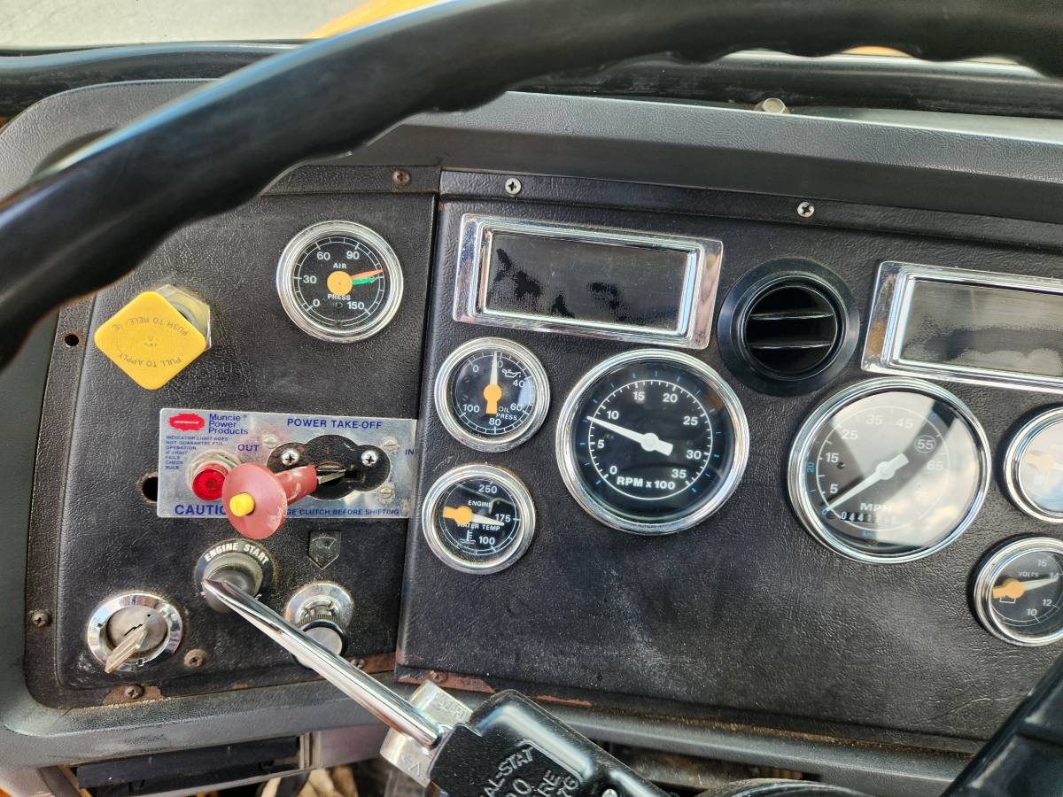 Ford-L8000-diesel-1991-orange-4