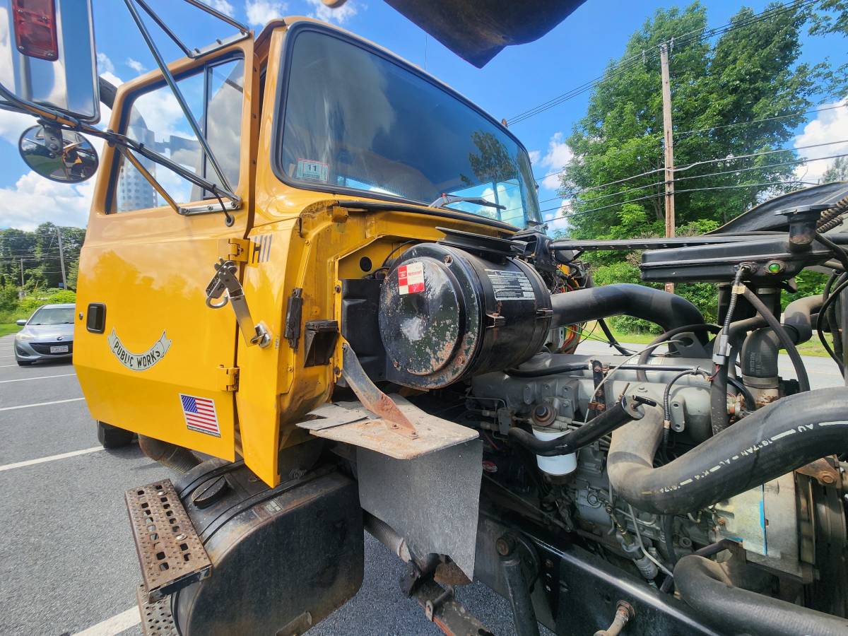 Ford-L8000-diesel-1991-orange-9
