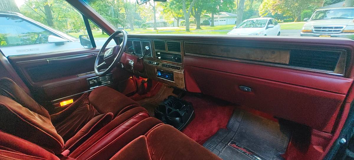 Ford-Lincoln-1985-4