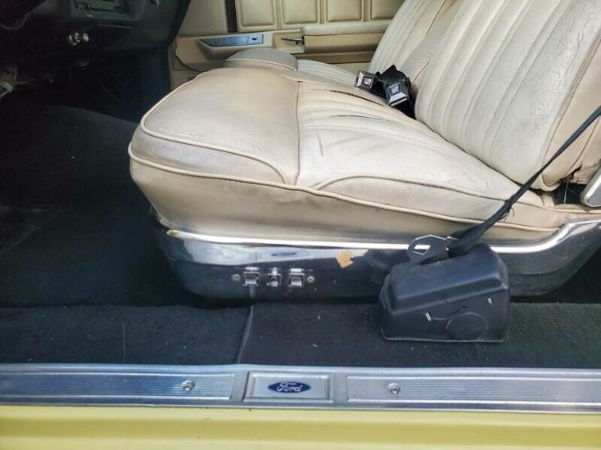 Ford-Ltd-1975-Yellow-Beige-9