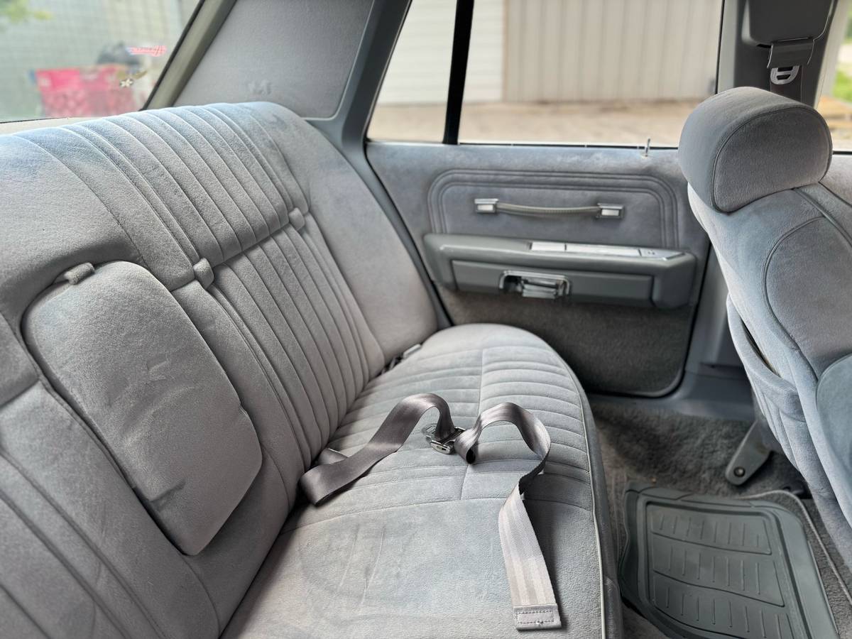 Ford-Ltd-crown-victoria-1986-grey-13