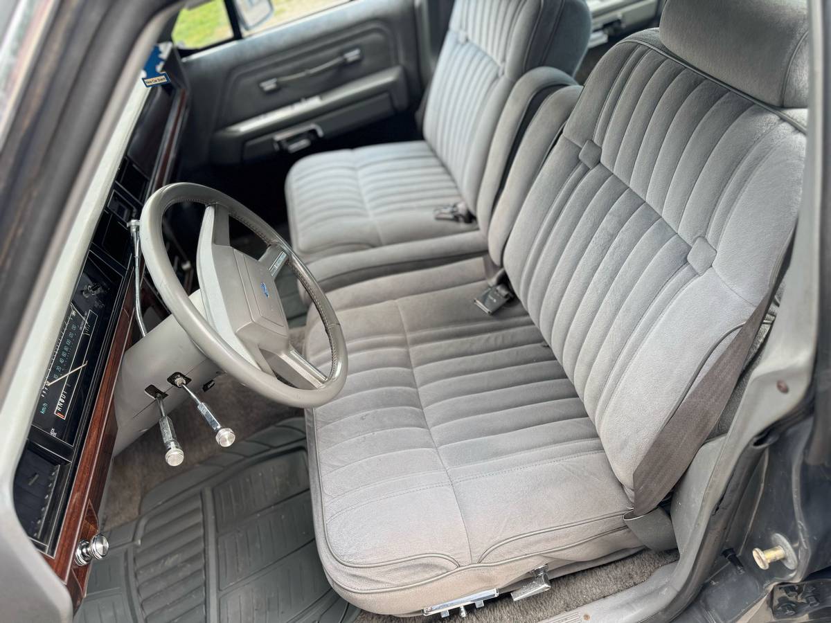 Ford-Ltd-crown-victoria-1986-grey-15