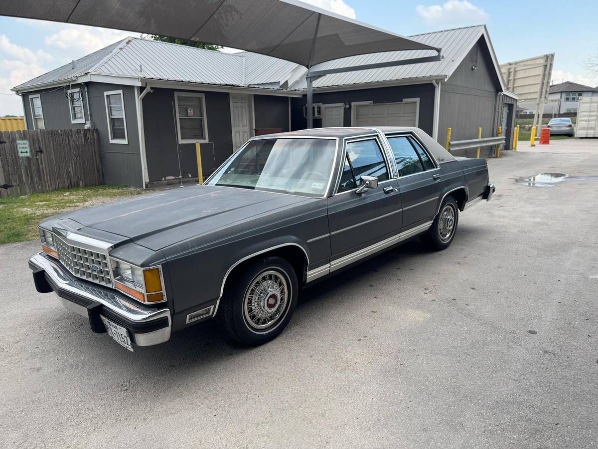 Ford-Ltd-crown-victoria-1986-grey