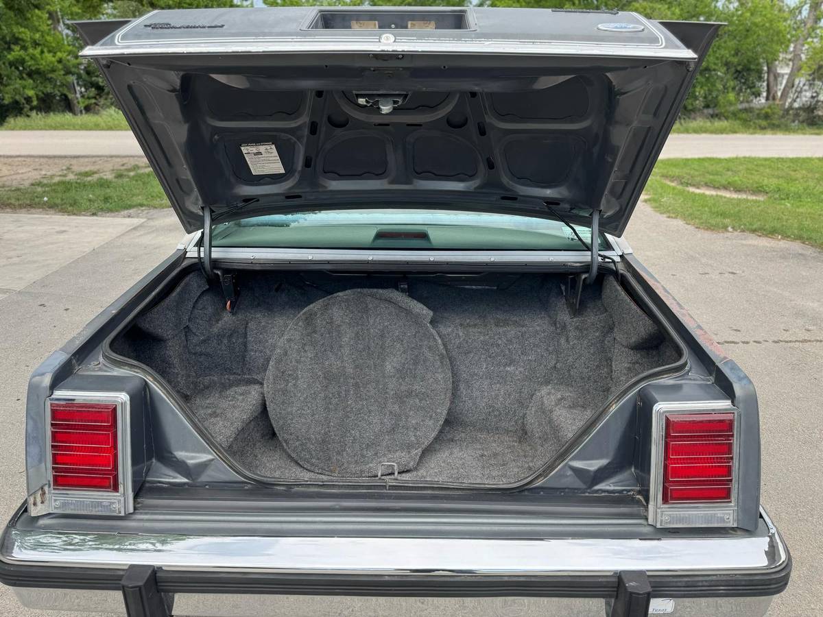 Ford-Ltd-crown-victoria-1986-grey-4